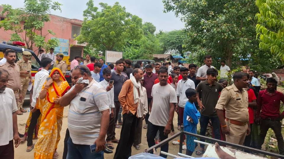 young man attacked mother-son duo with knife while they were working in field and killed them In Amethi