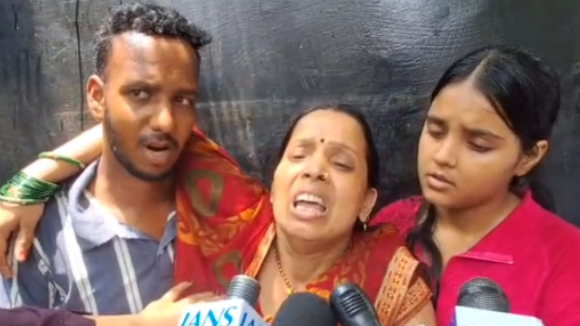 Ghazipur Murder Case Aditya family met DM and mother demanded justice