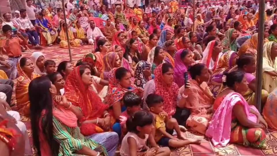 Massive crowd at Hastinapur Nagar Panchayat event, residents get official proof of home after 76 years