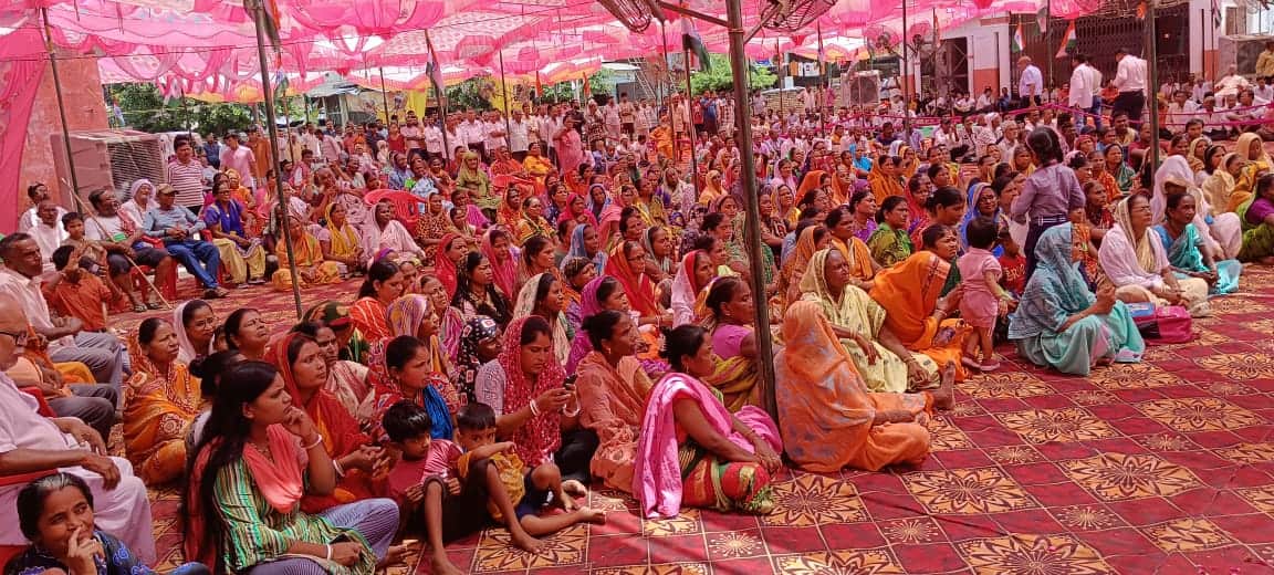 Massive crowd at Hastinapur Nagar Panchayat event, residents get official proof of home after 76 years