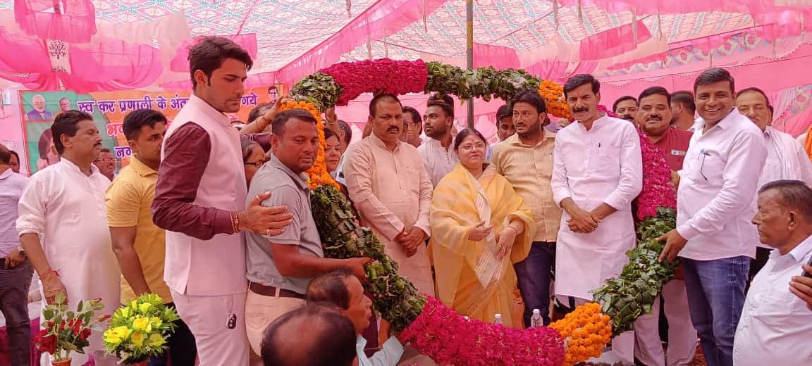 Massive crowd at Hastinapur Nagar Panchayat event, residents get official proof of home after 76 years