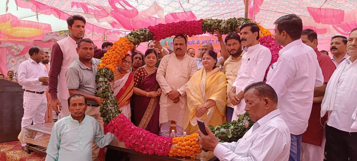 Massive crowd at Hastinapur Nagar Panchayat event, residents get official proof of home after 76 years