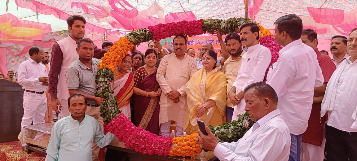 Massive crowd at Hastinapur Nagar Panchayat event, residents get official proof of home after 76 years