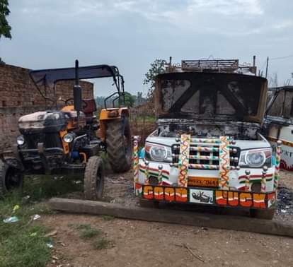 Jharkhand News : भाकपा माओवादियों ने वाहनों में लगाई आग