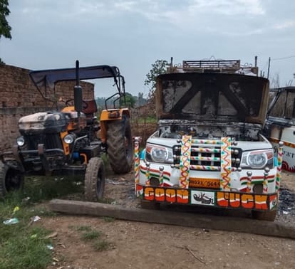 Jharkhand News : भाकपा माओवादियों ने वाहनों में लगाई आग