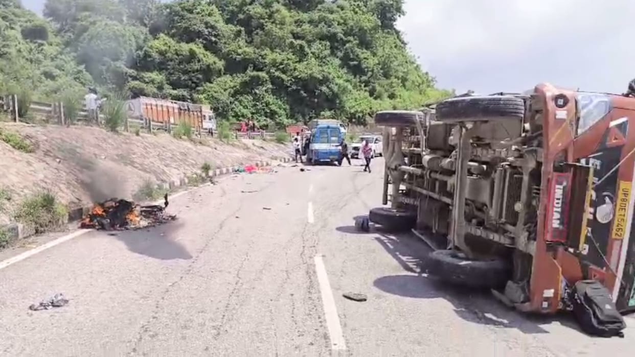 Accident on Kiratpur-Manali four lane, scooty caught fire after collision with tempo, two dead