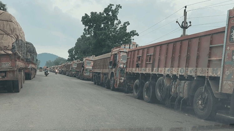 Chhattisgarh: सुकमा से हैदराबाद रेत परिवहन, खनिज विभाग के आदेशों में अस्पष्टता, ठेकेदार कमा रहे मुनाफा