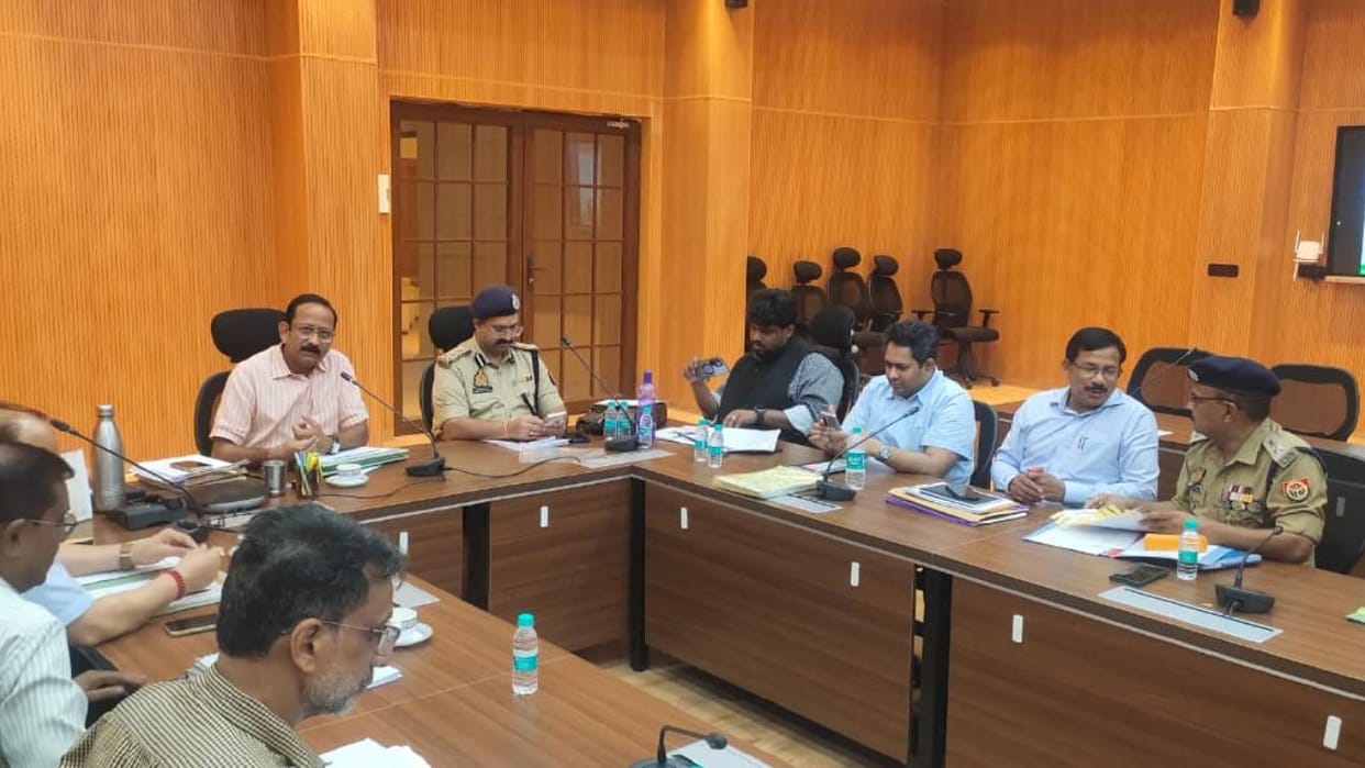 Jhansi: Divisional Commissioner held a review meeting, directed for a concrete plan on availability of fertili