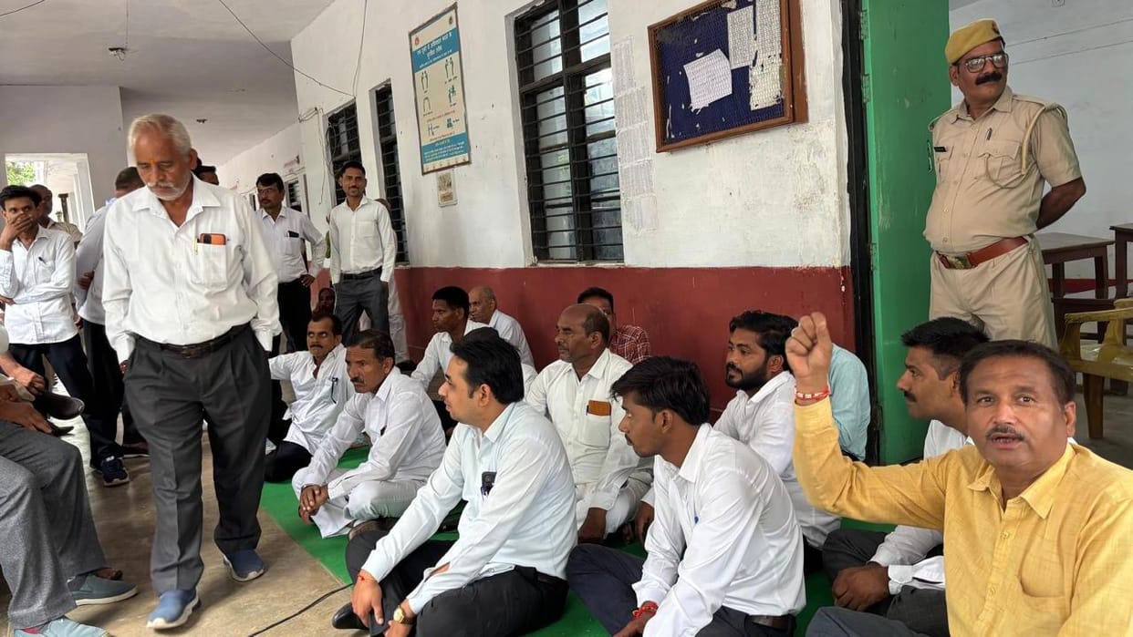 Jhansi: Advocates' strike continues for the fourth day, slogans raised against SDM Judicial
