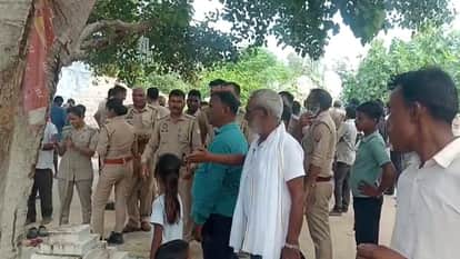 मौके पर जुटे ग्रामीण, जांच करती पुलिस