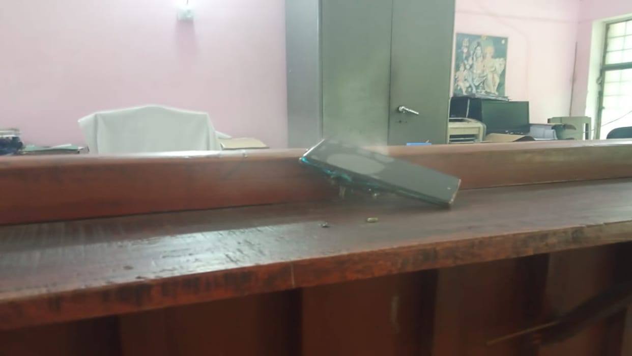 Kaushambi Advocate mobile caught fire in court, chaos ensued