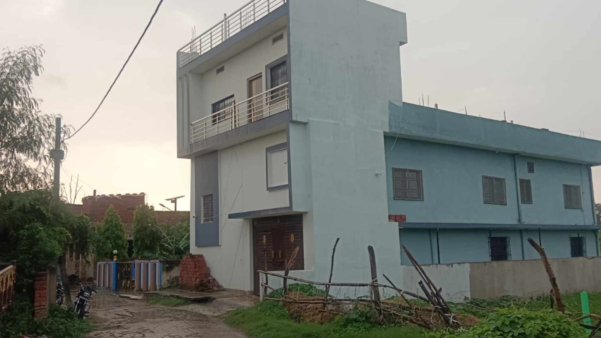 अवर निबंधक पदाधिकारी के पैतृक आवास पर छापेमारी