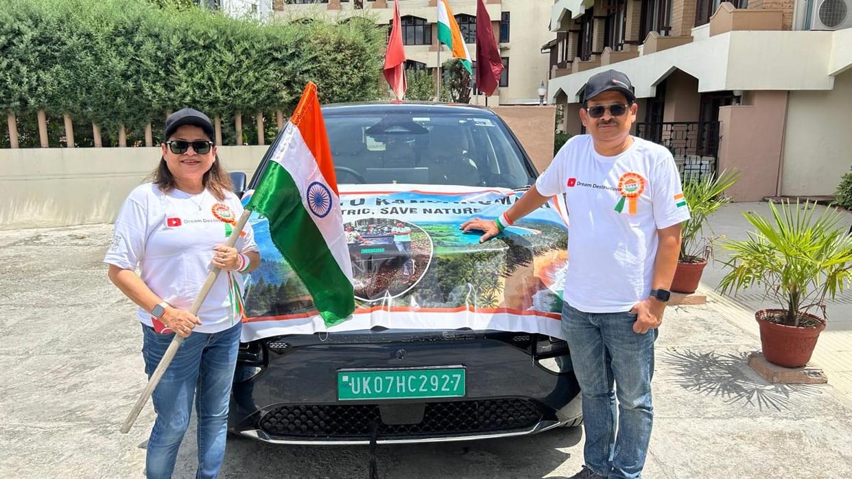 Jhansi: Couple sets out to spread the message of green energy, will travel from Kashmir to Kanyakumari