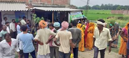 यूरिया के लिए दुकान पर लगी किसानों की भीड़।