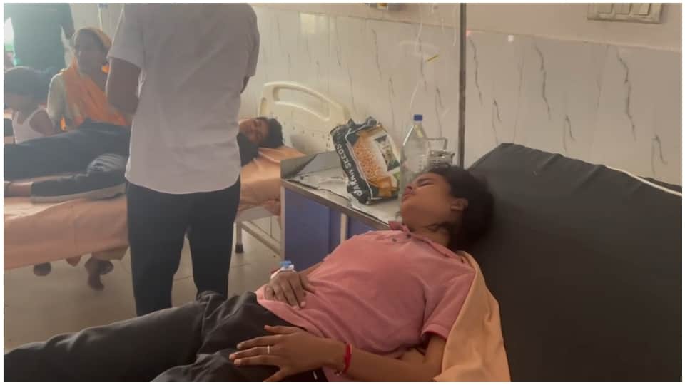 अस्पताल में भर्ती बहनें।