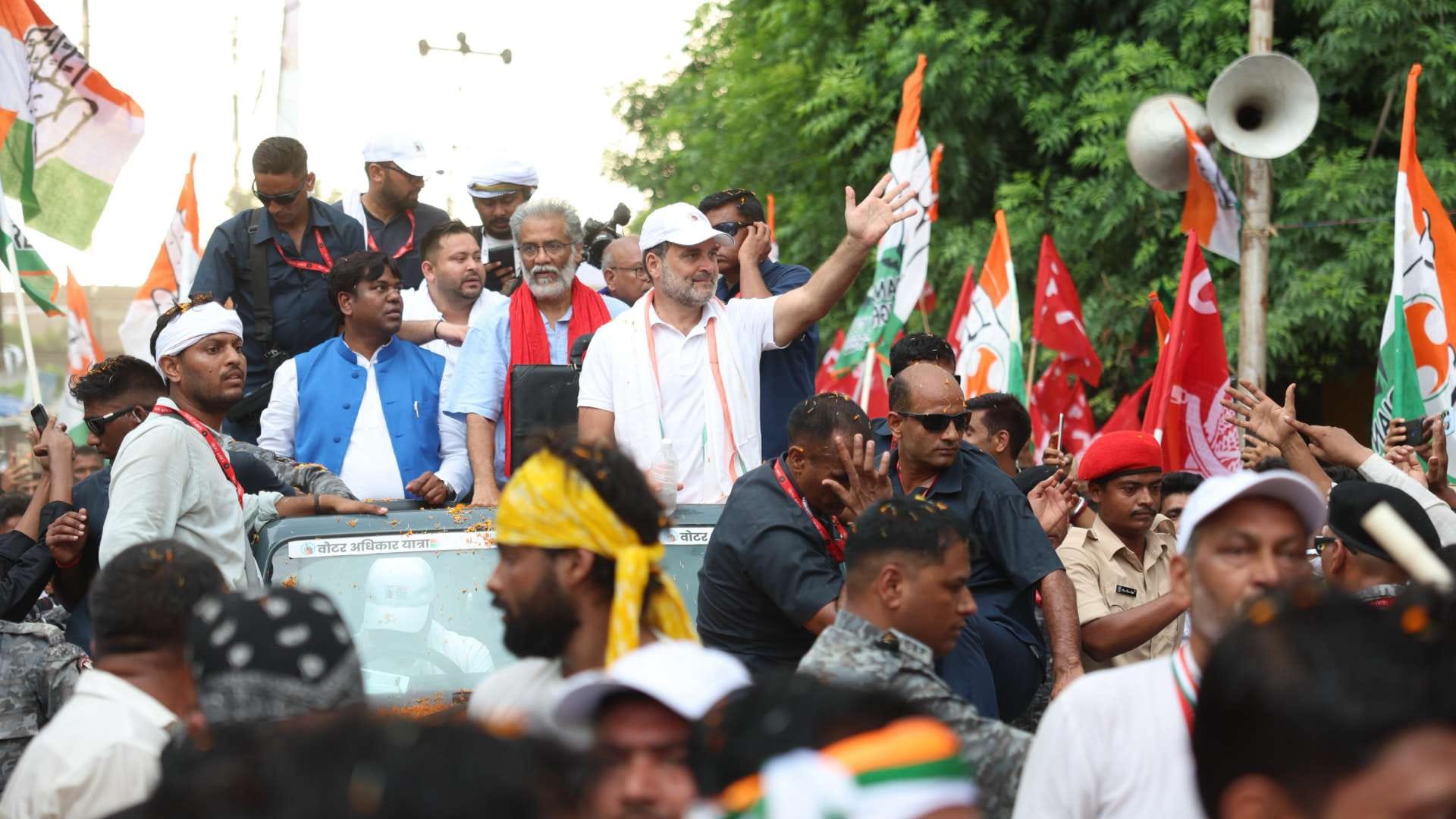 यात्रा के दौरान राहुल गांधी के साथ तेजस्वी यादव एवं अन्य।