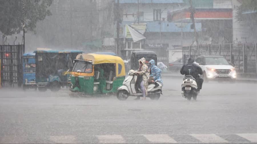 indore news rain update: drizzle continues, temperature drops in city
