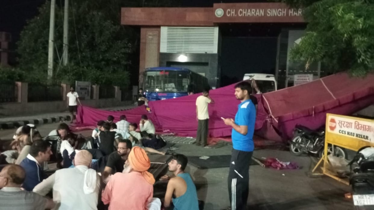 Hisar HAU Dharna Clash between police and students, two injured allegations of pushing and dragging on road