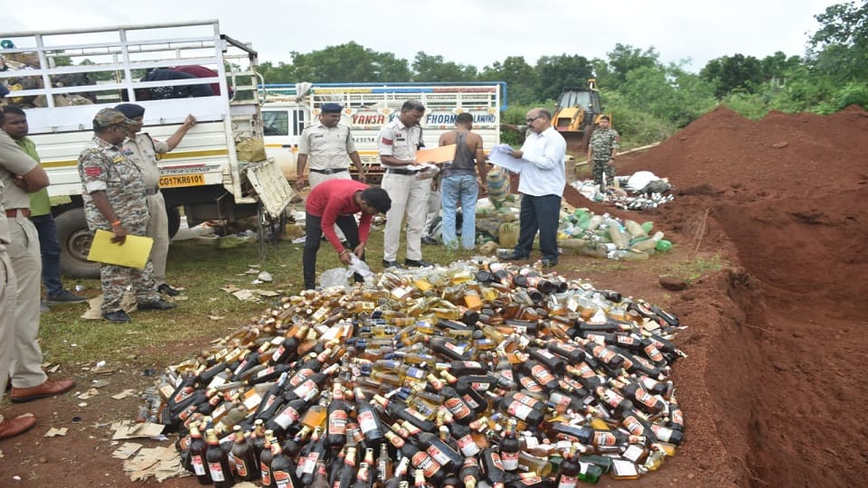 Liquor worth Rs 1 crore 10 lakh destroyed seized from 13 police stations in Jagdalpur