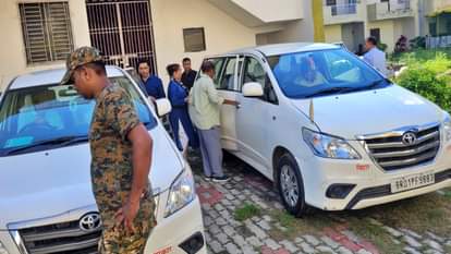 रजिस्ट्रार के ठिकाने पर छापामारी करने पहुंची ईओयू टीम