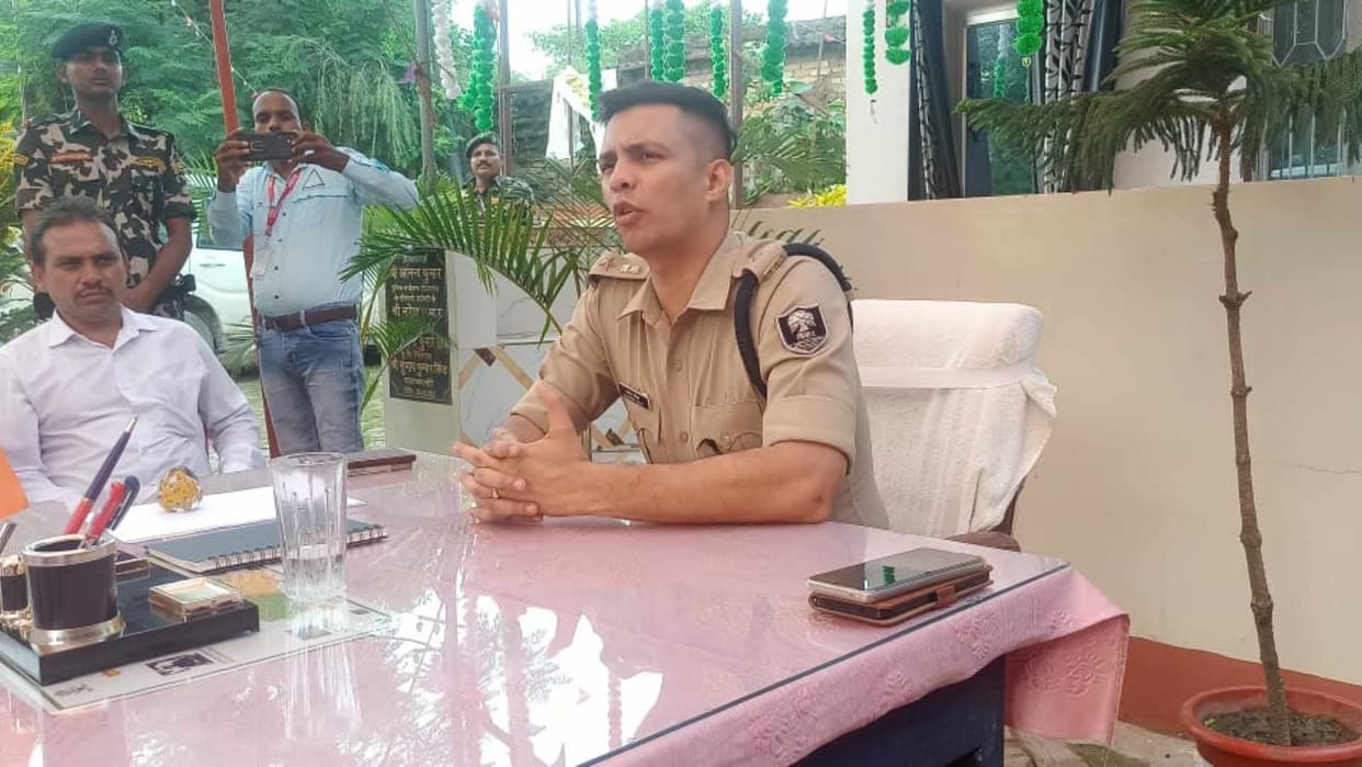 Two fraudsters posing as OSD of the Chief Minister were arrested sub-inspector was also suspended
