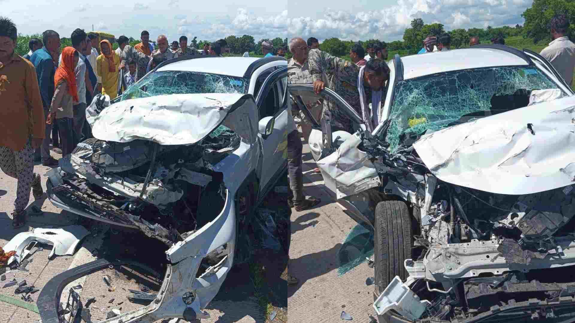हादसे बाद मौके पर लगी लोगों की भीड़।