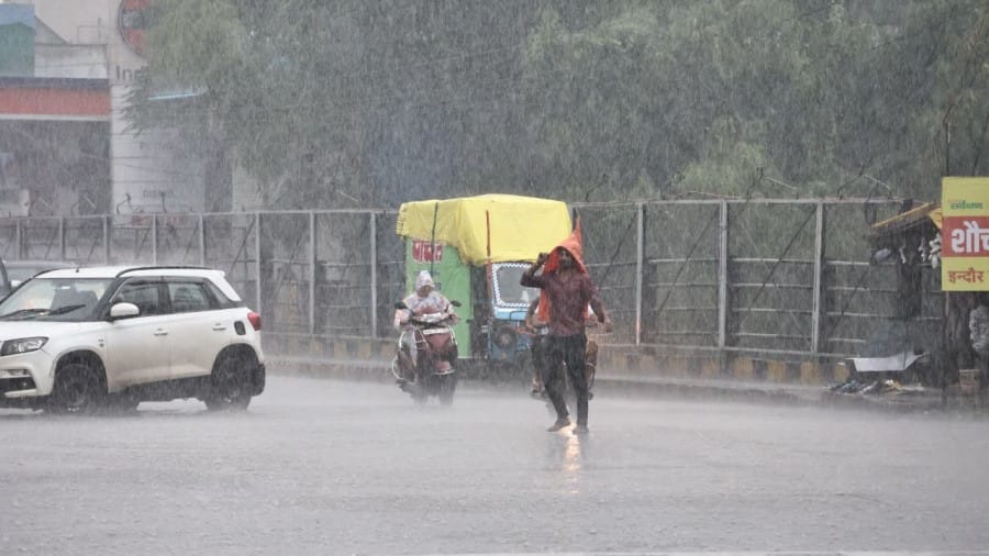 indore news rain update: drizzle continues, temperature drops in city