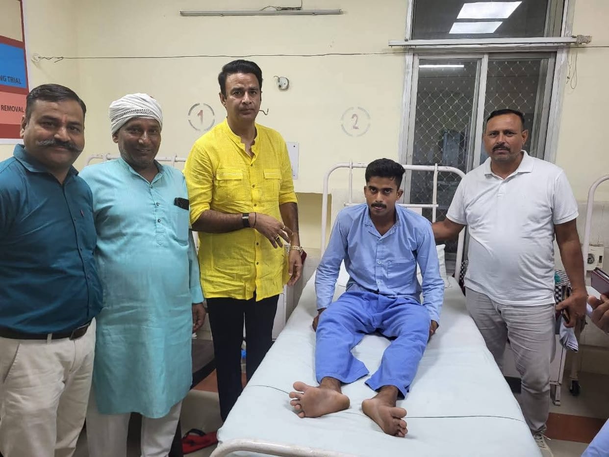 Meerut: BJP Leader Sangeet Som Meets Injured Army Jawan Assaulted at Bhuni Toll Plaza