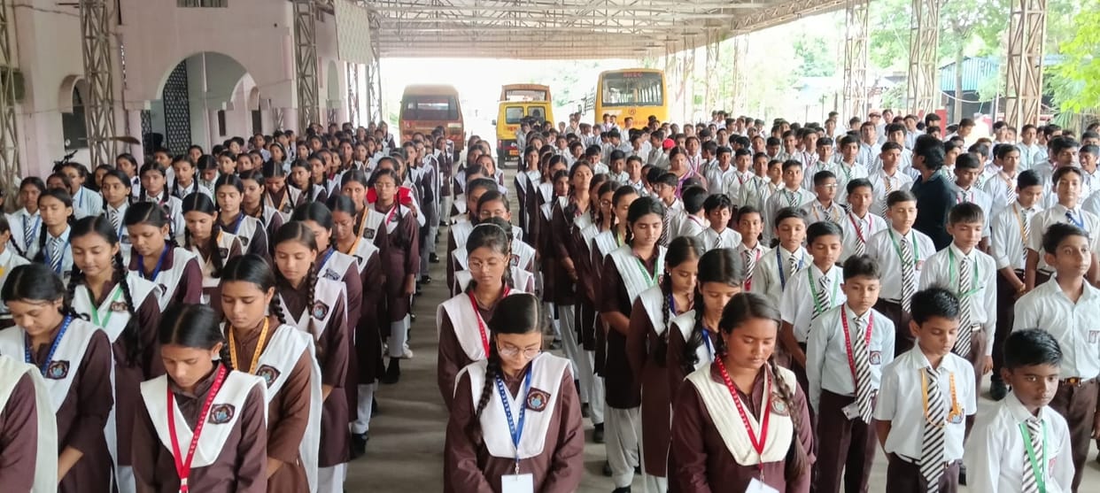 Kanpur Police gave information about rules in road safety school children paid tribute to victims of accidents