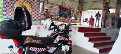 Kanpur Police gave information about rules in road safety school children paid tribute to victims of accidents
