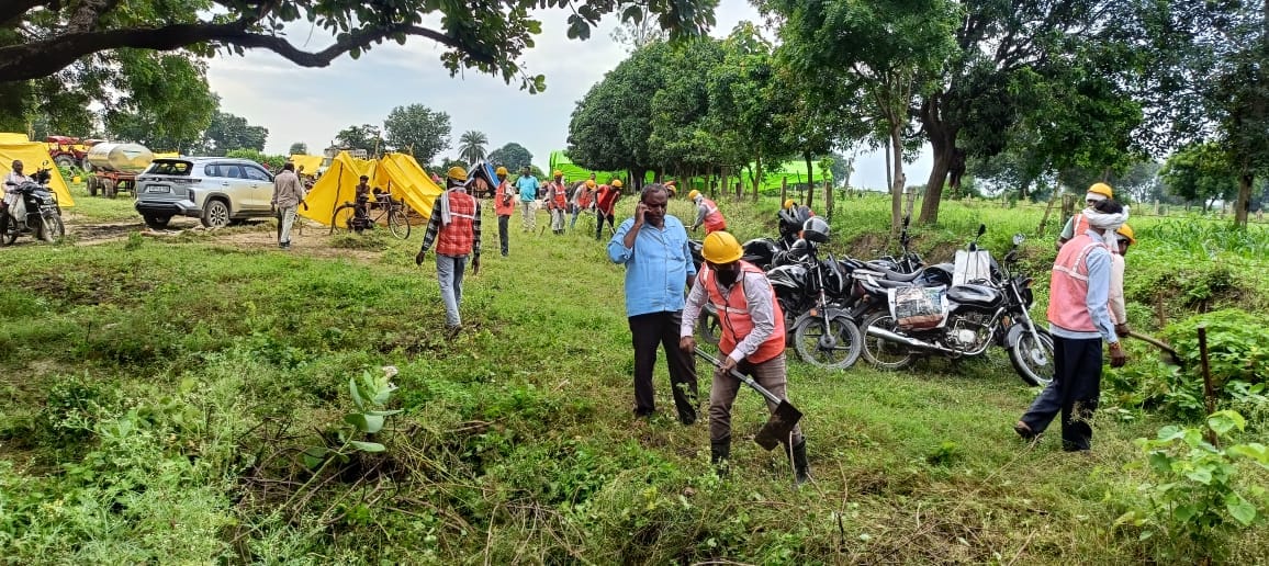 Kanpur Panchayat Raj Department engaged in helping flood victims  50 sanitation workers brightened relief camp