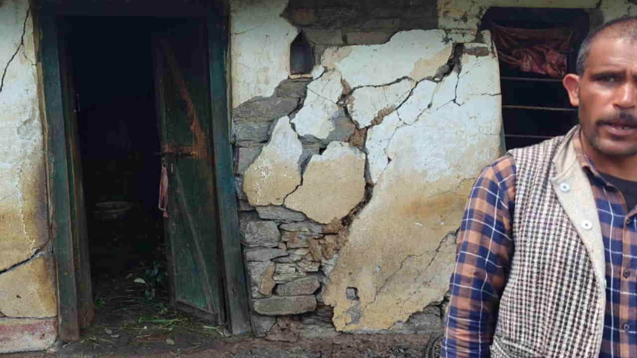Chamoli News Cracks in 50 houses are getting deeper in lwani village Dewal Karanprayag Houses in danger