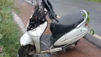 A scooter collided with a truck parked on the roadside, two youths died