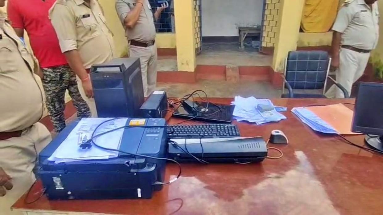 Kishanganj: Computer operator was making fake housing certificates police caught 20 Fake certificates found