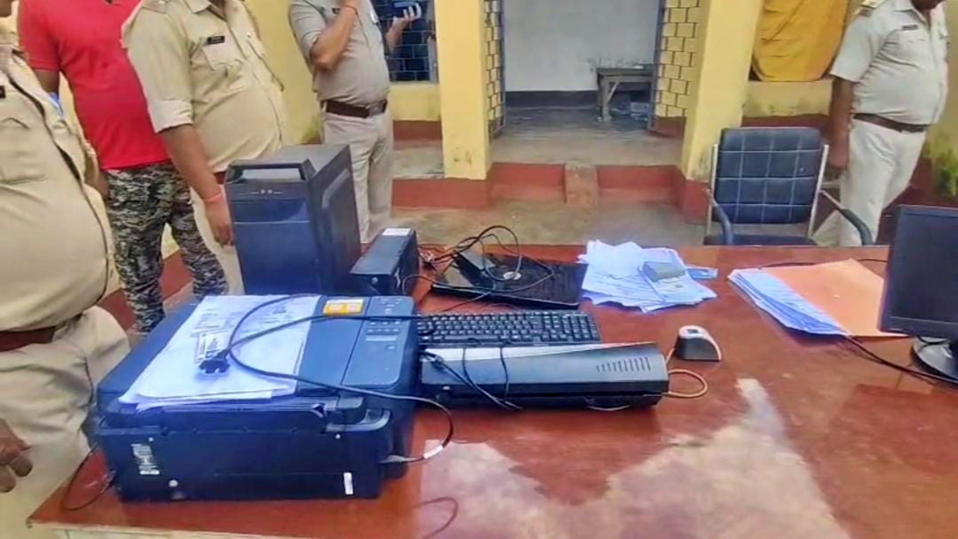आरोपी के पास से जब्त उपकरण और जाली आवास प्रमाण पत्र