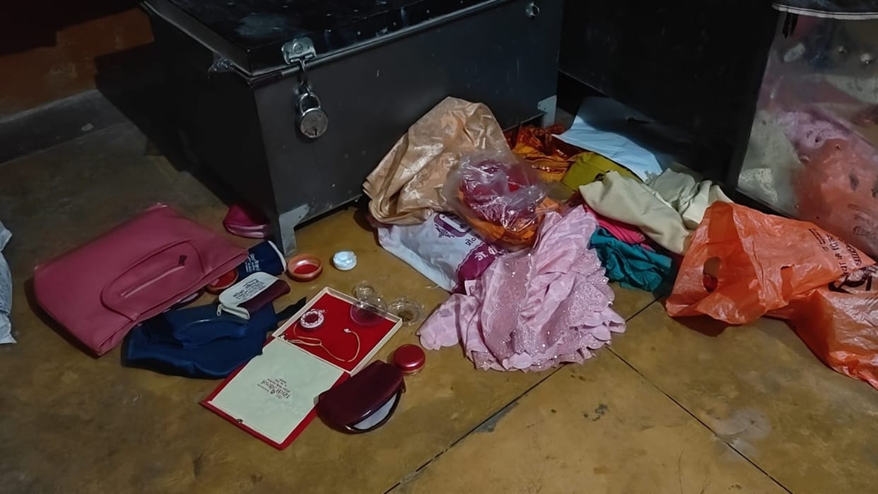 miscreants looted cash and jewellery from the house of a farmer leader in pilibhit