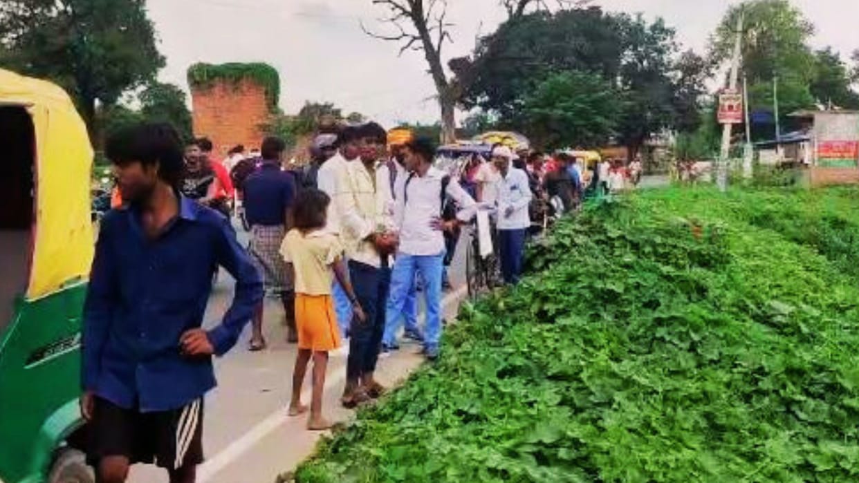 Bhadohi News young woman and woman absconded after giving birth to foetus in field