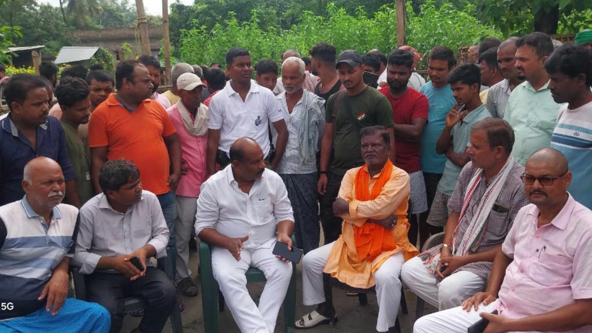 मौके पर मौजूद लोग