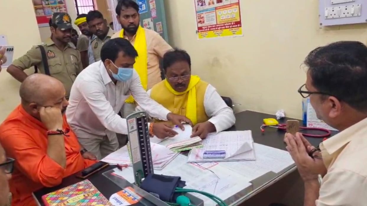 hospital turned into junkyard MLA bediram furious at CMS in ghazipur asked about condition of patients