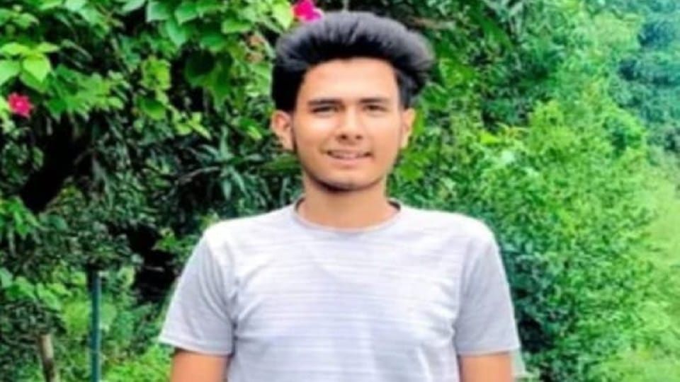 Meerut: Three youths fell into the river due to the strong flow of water flowing on the bridge, two were saved