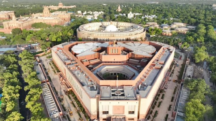 Parliament Security Breach A Man Entered Parliament Premises By Jumping Over Wall – Amar Ujala Hindi News Live