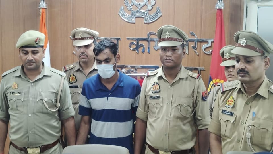 Police caught the servant who ran away after stealing gold coins worth Rs 80 lakh from the house