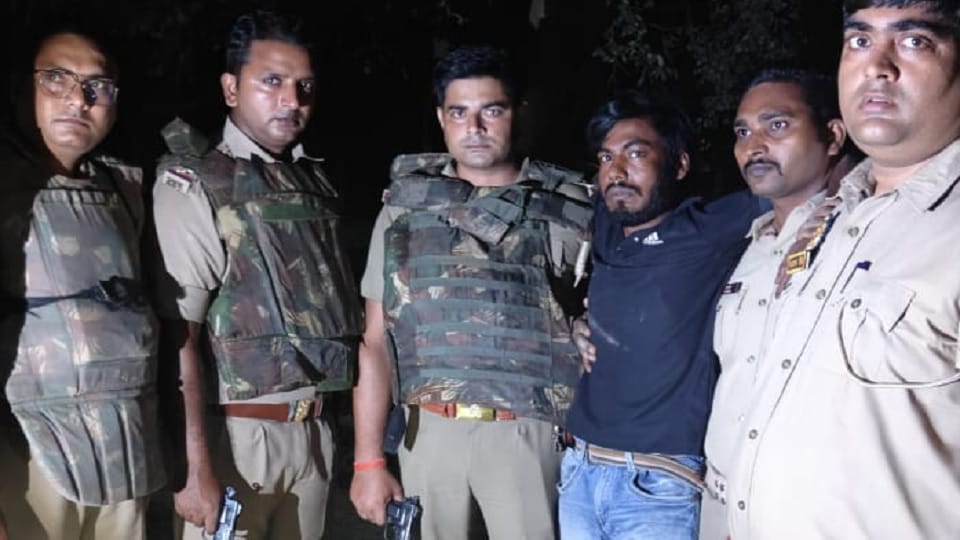 Gorakhpur police arrested a cunning thief after an encounter