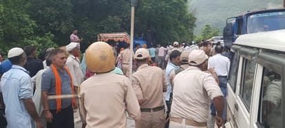 People demanding electricity scuffle between police and protesters in Talwara
