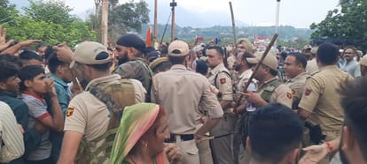 People demanding electricity scuffle between police and protesters in Talwara