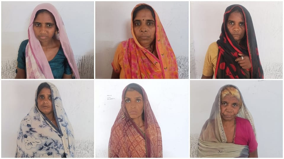 Rajasthan Pratapgarh Mob attacks police with sticks chilli powder Nine held