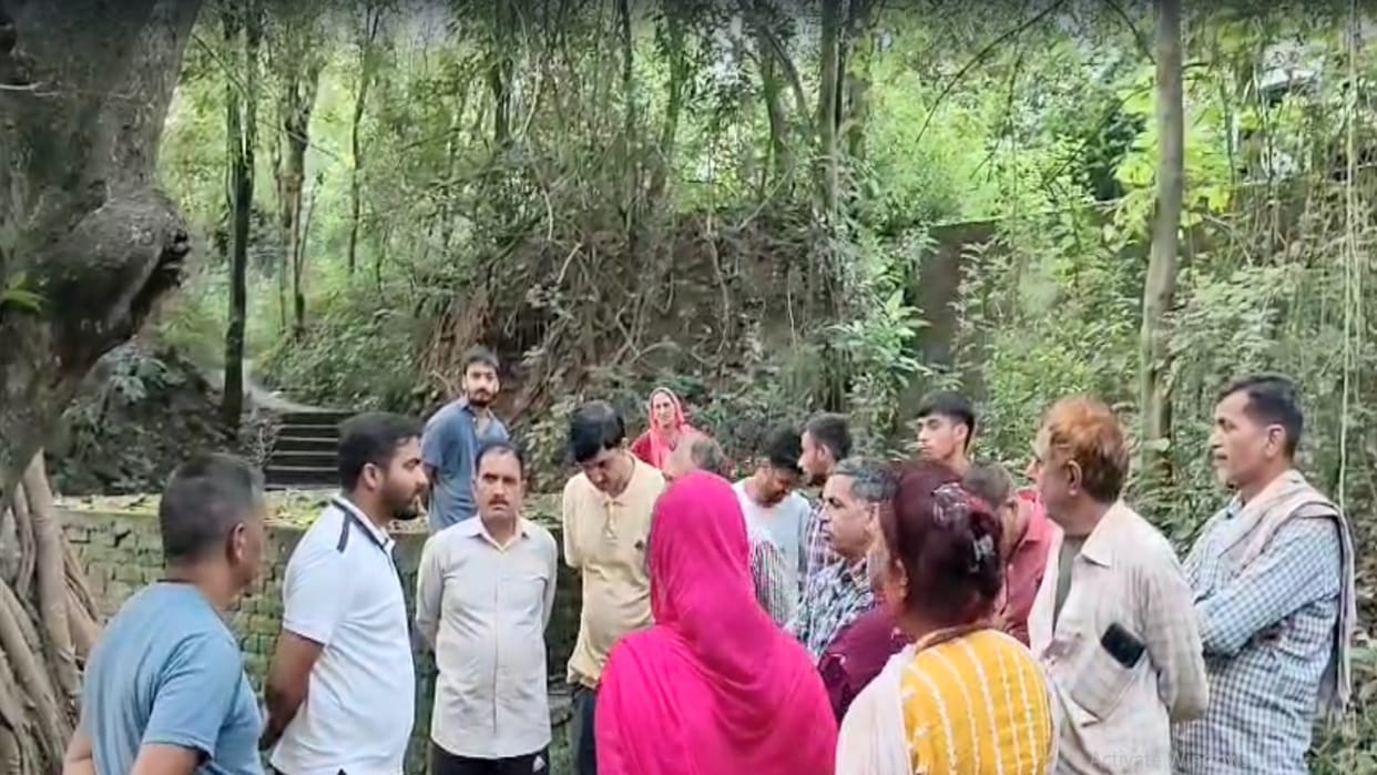 Ruckus over Liquor shop: Amidst the protest of the villagers, the contractor reached the spot with a fake exci