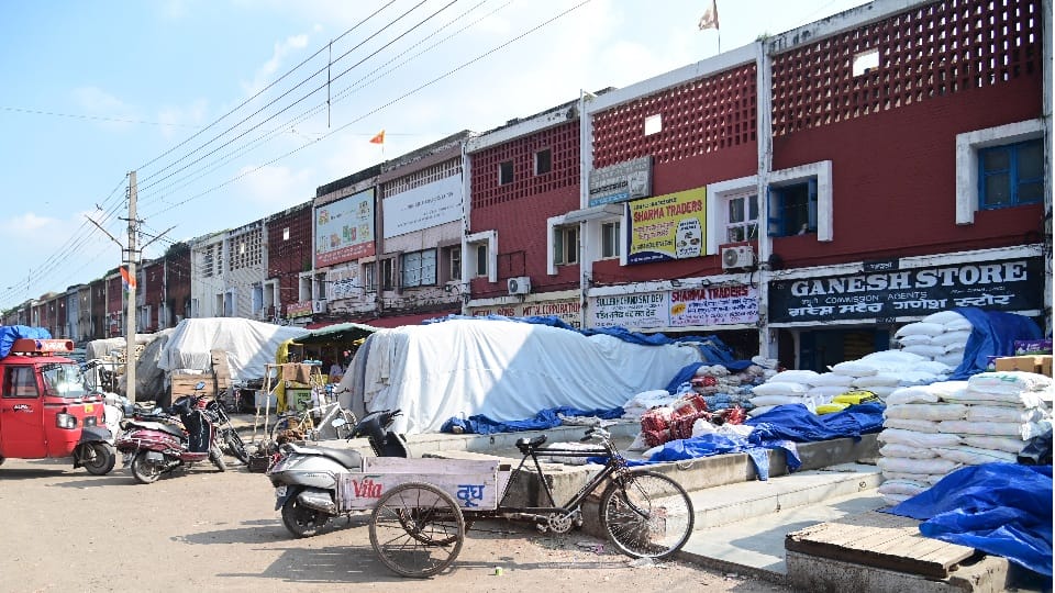 Loot at gunpoint with traders in vegetable market in Chandigarh
