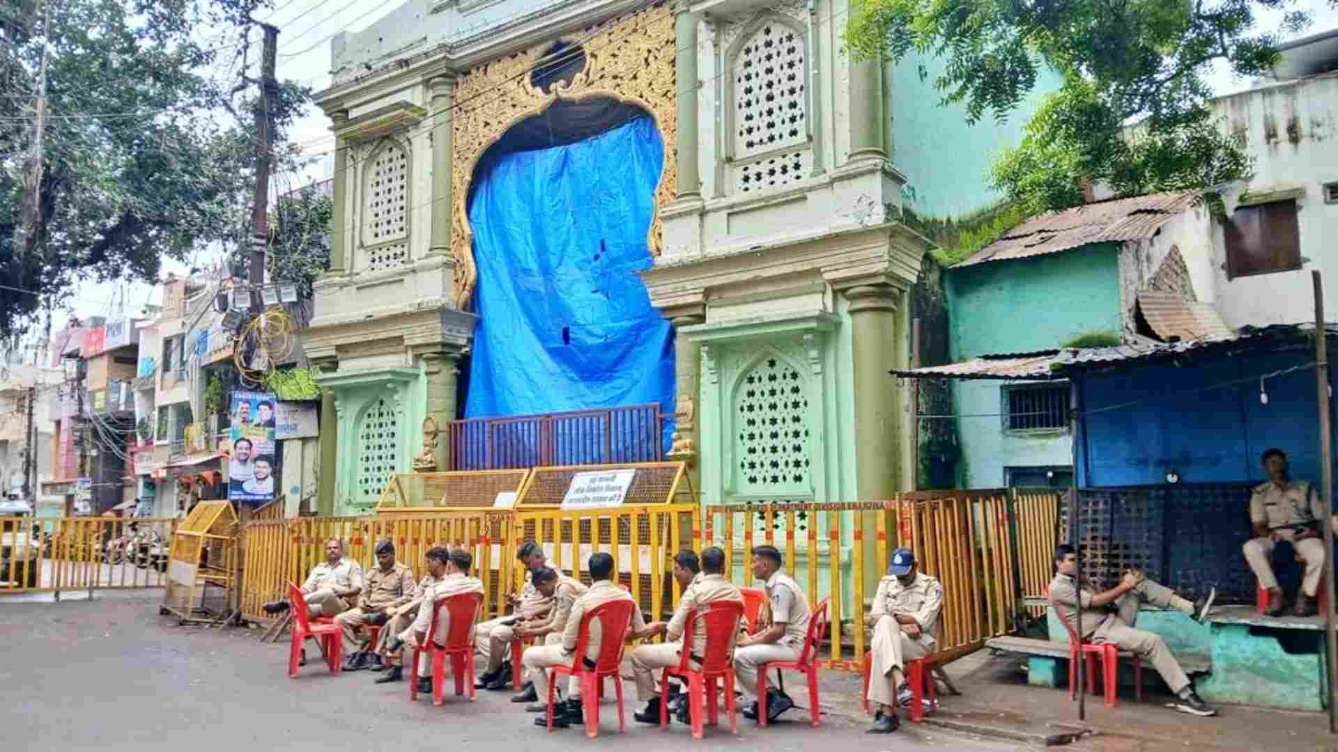 सुरक्षा में तैनात जवान।