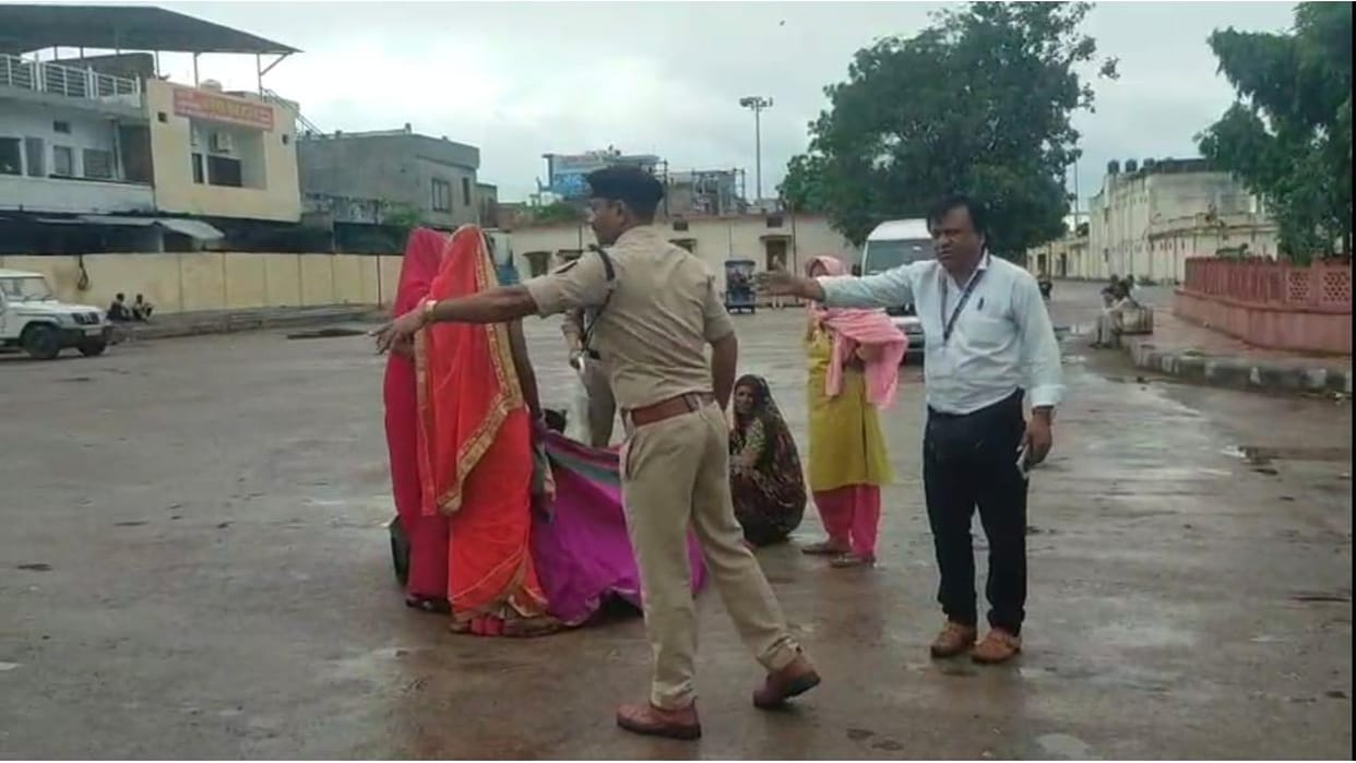 Lalitpur: Ambulance did not arrive even after several calls, pregnant woman kept writhing in pain on the road